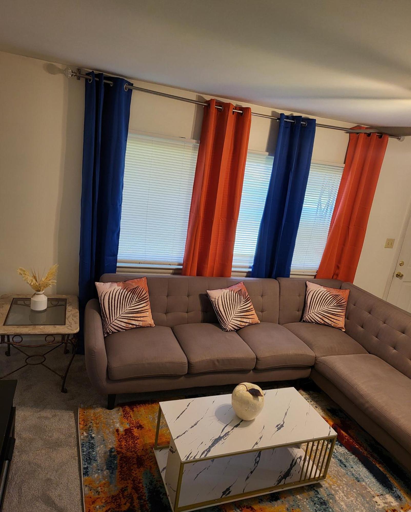 3 Bedrooms 2 Bathrooms, Free Driveway Parking, 2 Min To Ohio State Univrrsity, Ac, Free Wi-fi, Washer And Dryer, Expocenter, Bus Stop, Shuttle, Riverside Methodist Hospital * Columbus