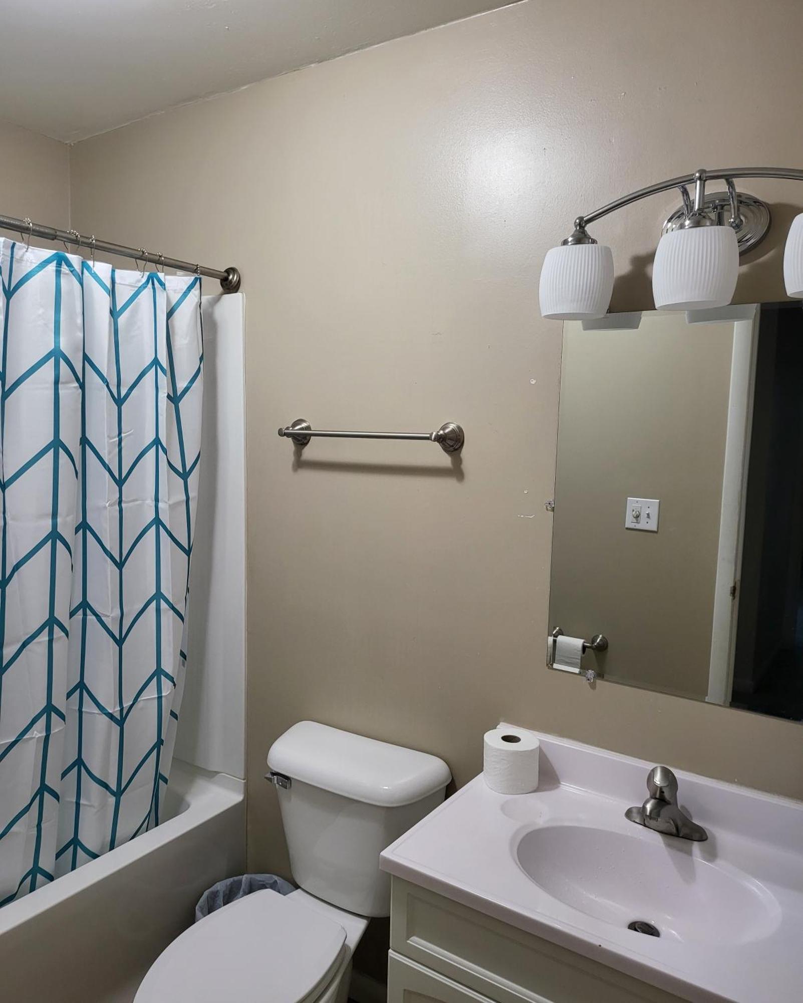 3 Bedrooms 2 Bathrooms, Free Driveway Parking, 2 Min To Ohio State Univrrsity, Ac, Free Wi-fi, Washer And Dryer, Expocenter, Bus Stop, Shuttle, Riverside Methodist Hospital Columbus