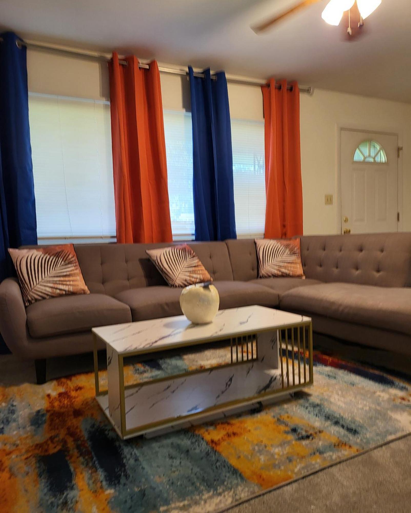 3 Bedrooms 2 Bathrooms, Free Driveway Parking, 2 Min To Ohio State Univrrsity, Ac, Free Wi-fi, Washer And Dryer, Expocenter, Bus Stop, Shuttle, Riverside Methodist Hospital * Columbus