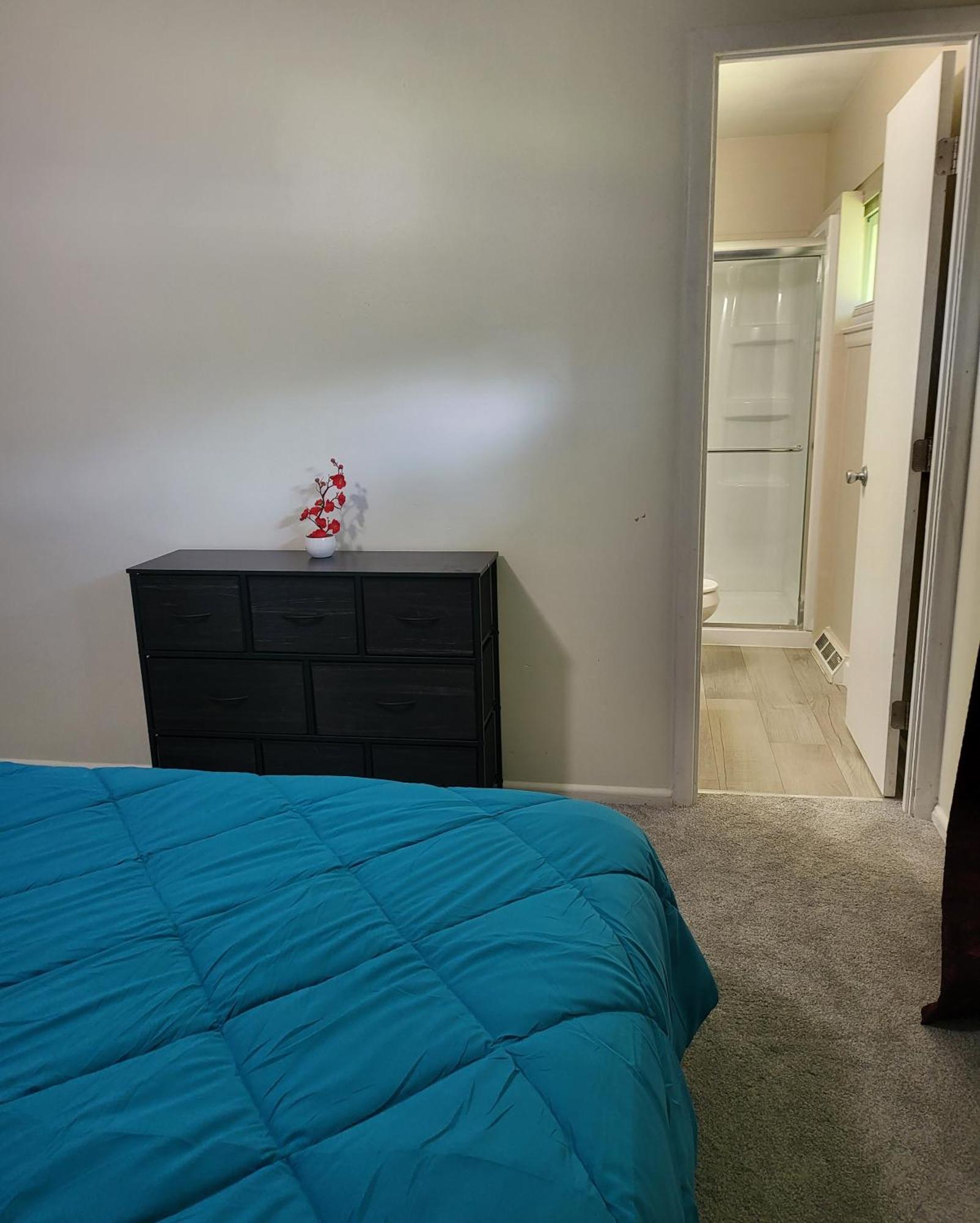 3 Bedrooms 2 Bathrooms, Free Driveway Parking, 2 Min To Ohio State Univrrsity, Ac, Free Wi-fi, Washer And Dryer, Expocenter, Bus Stop, Shuttle, Riverside Methodist Hospital Apartment *