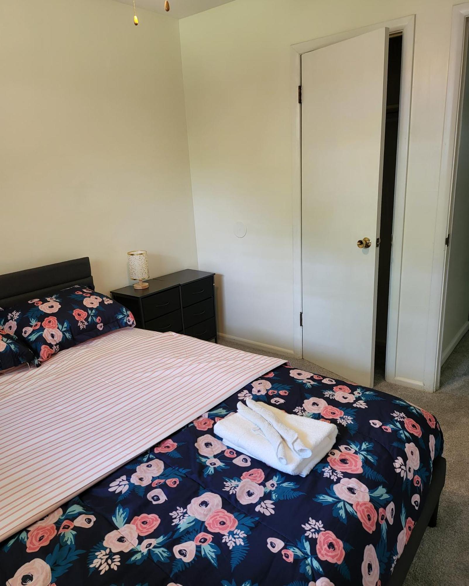 Apartment 3 Bedrooms 2 Bathrooms, Free Driveway Parking, 2 Min To Ohio State Univrrsity, Ac, Free Wi-fi, Washer And Dryer, Expocenter, Bus Stop, Shuttle, Riverside Methodist Hospital Columbus