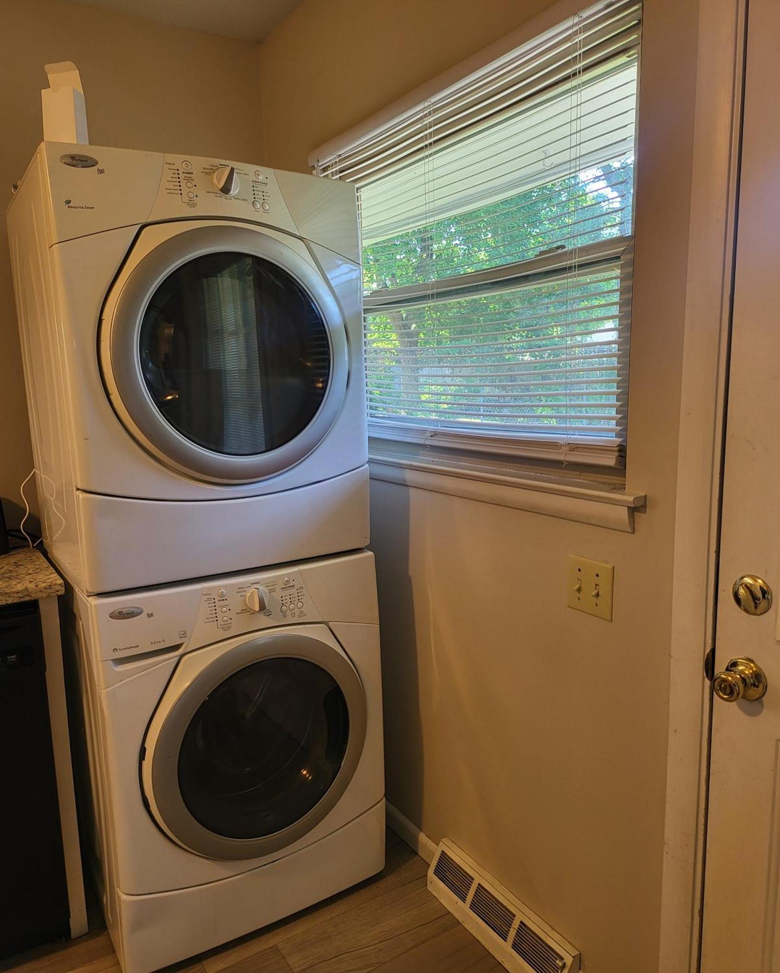 Apartment 3 Bedrooms 2 Bathrooms, Free Driveway Parking, 2 Min To Ohio State Univrrsity, Ac, Free Wi-fi, Washer And Dryer, Expocenter, Bus Stop, Shuttle, Riverside Methodist Hospital Columbus