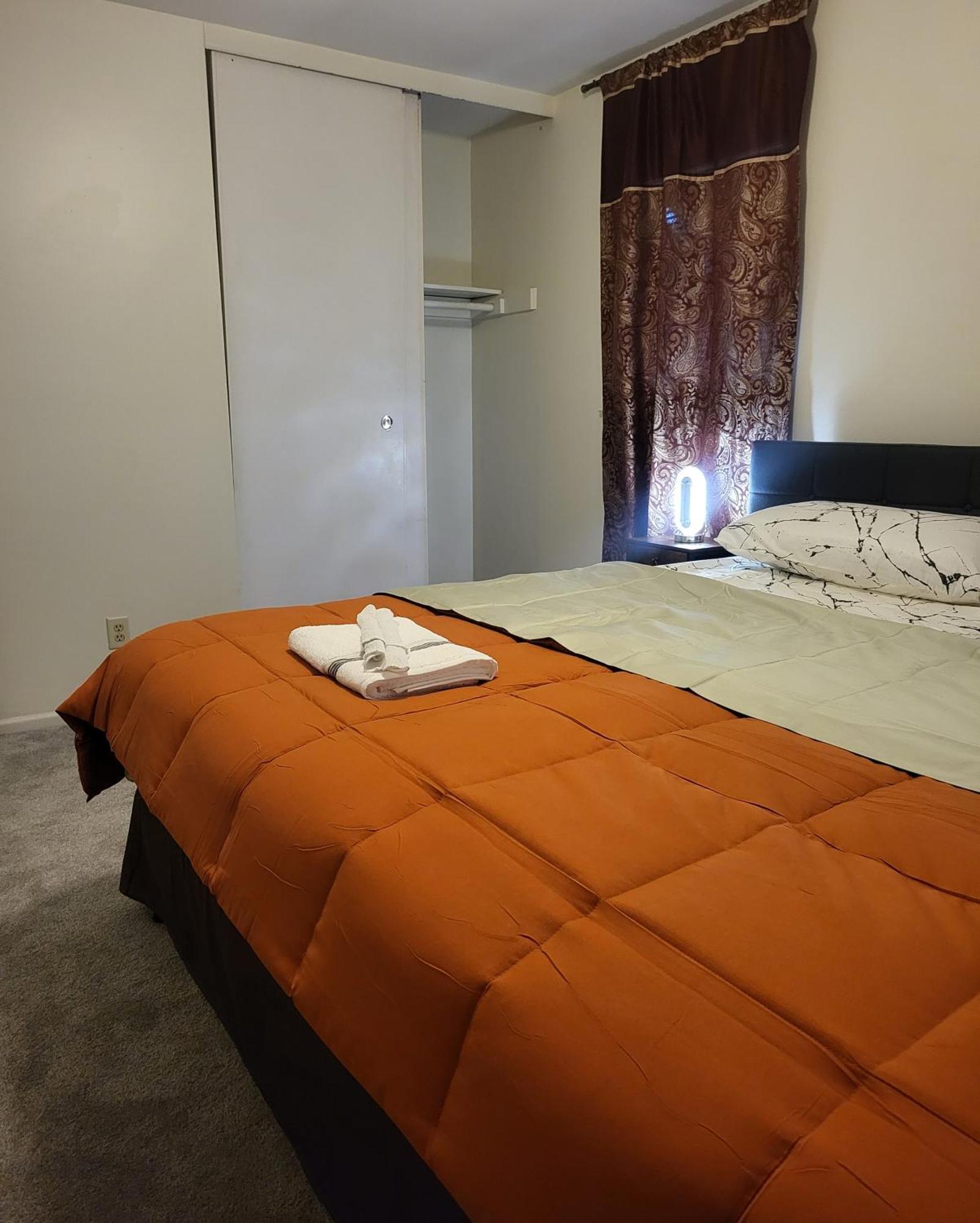 Apartment 3 Bedrooms 2 Bathrooms, Free Driveway Parking, 2 Min To Ohio State Univrrsity, Ac, Free Wi-fi, Washer And Dryer, Expocenter, Bus Stop, Shuttle, Riverside Methodist Hospital *
