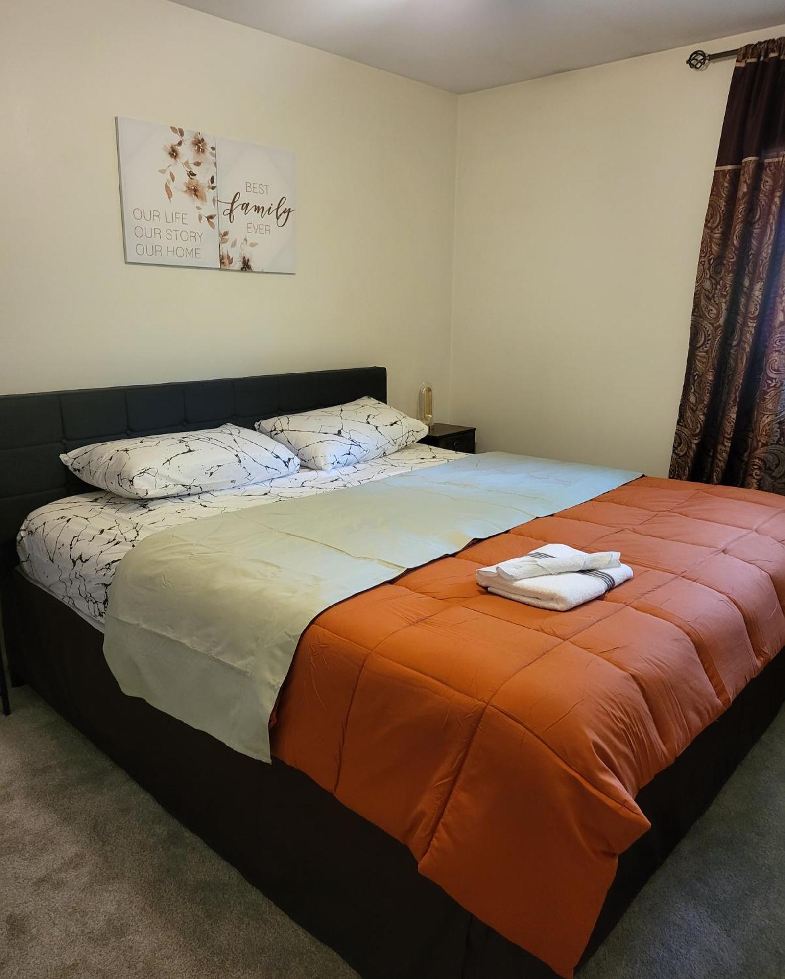 Apartment 3 Bedrooms 2 Bathrooms, Free Driveway Parking, 2 Min To Ohio State Univrrsity, Ac, Free Wi-fi, Washer And Dryer, Expocenter, Bus Stop, Shuttle, Riverside Methodist Hospital Columbus
