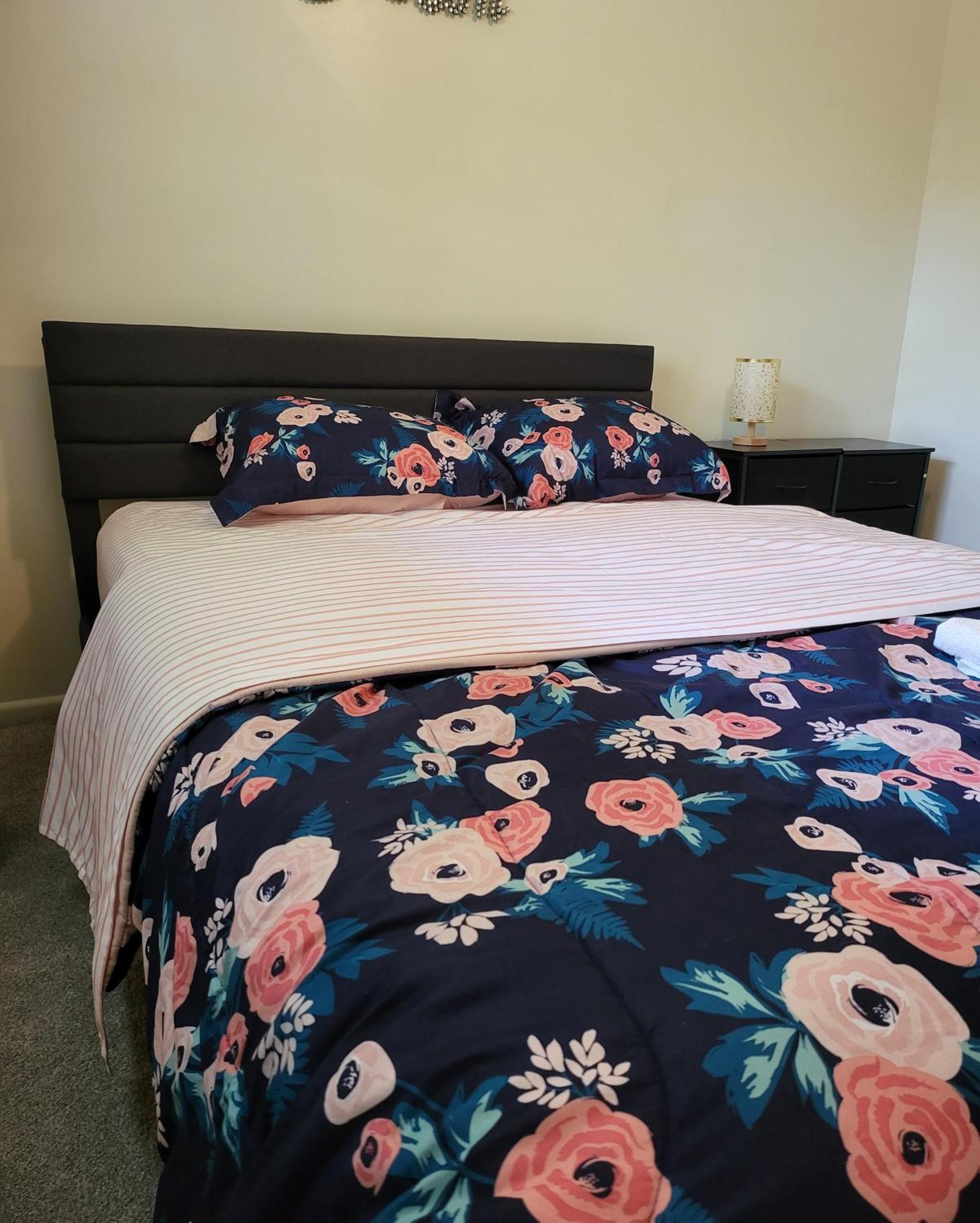 3 Bedrooms 2 Bathrooms, Free Driveway Parking, 2 Min To Ohio State Univrrsity, Ac, Free Wi-fi, Washer And Dryer, Expocenter, Bus Stop, Shuttle, Riverside Methodist Hospital Apartment