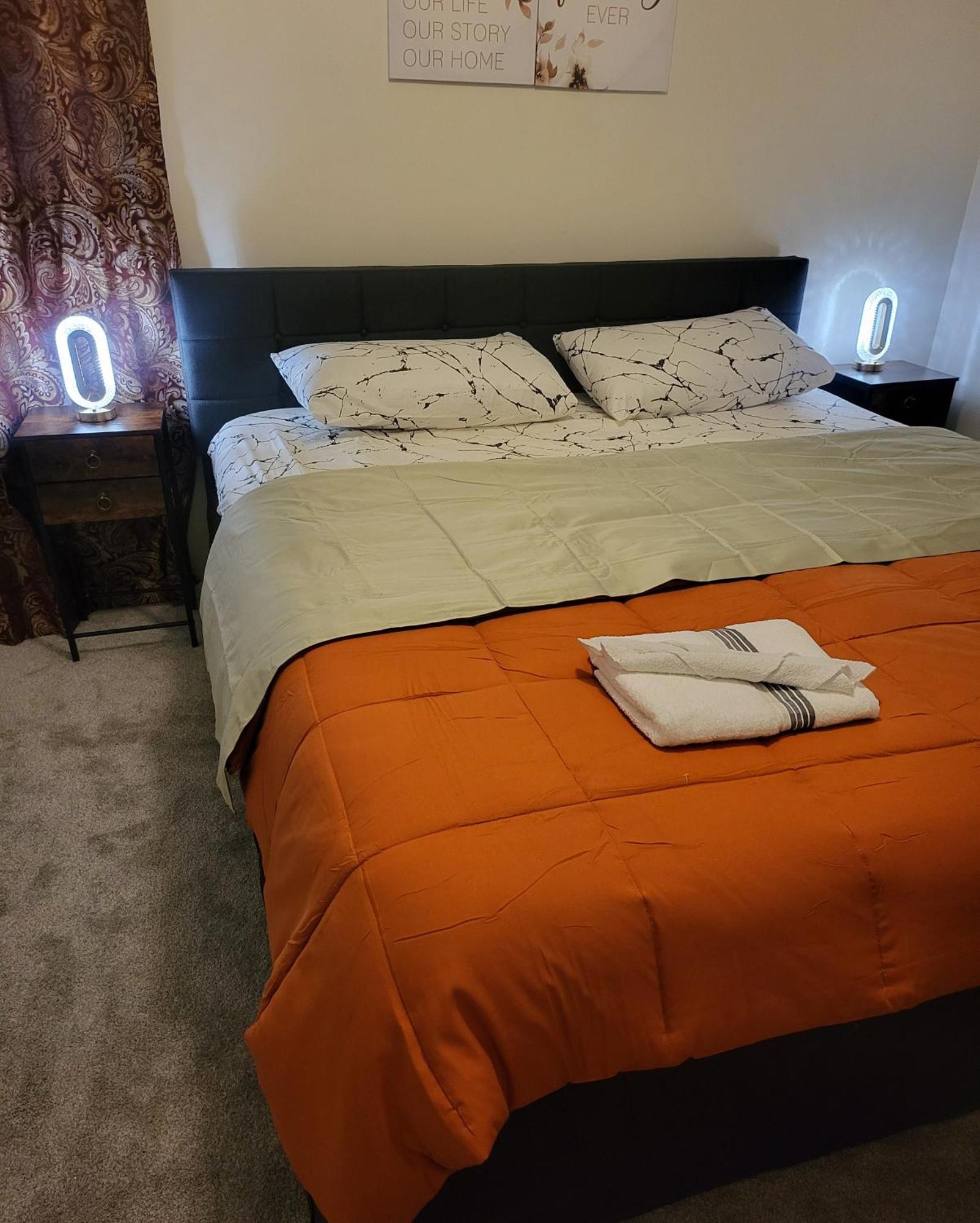 3 Bedrooms 2 Bathrooms, Free Driveway Parking, 2 Min To Ohio State Univrrsity, Ac, Free Wi-fi, Washer And Dryer, Expocenter, Bus Stop, Shuttle, Riverside Methodist Hospital *