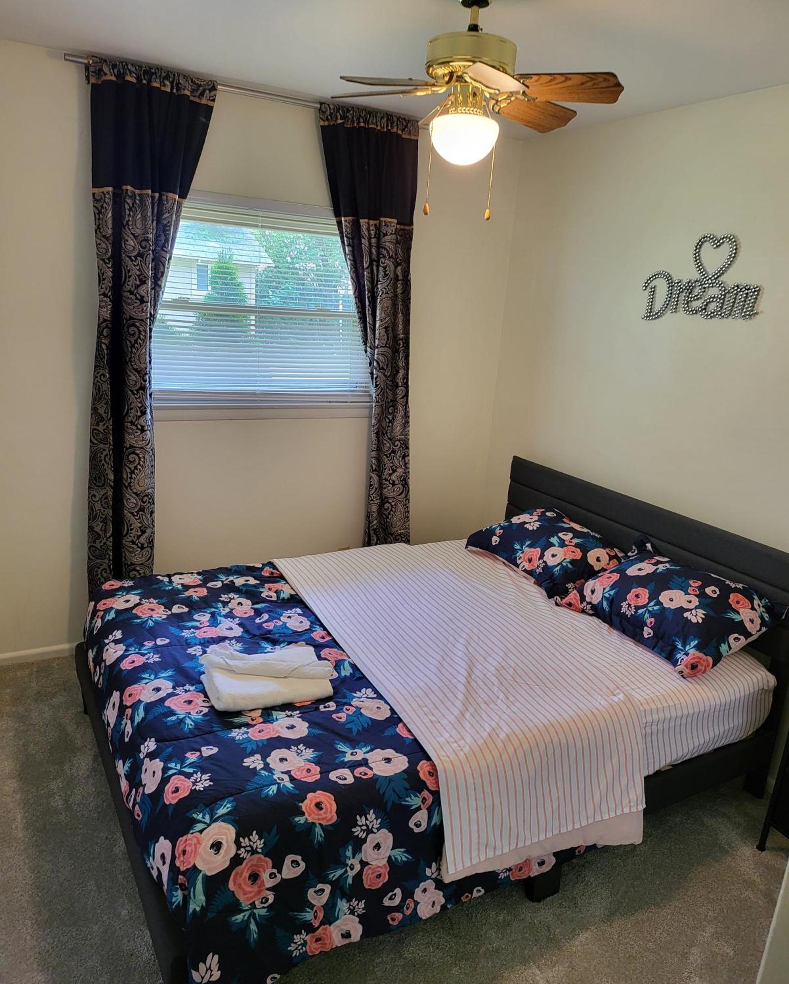 3 Bedrooms 2 Bathrooms, Free Driveway Parking, 2 Min To Ohio State Univrrsity, Ac, Free Wi-fi, Washer And Dryer, Expocenter, Bus Stop, Shuttle, Riverside Methodist Hospital Columbus