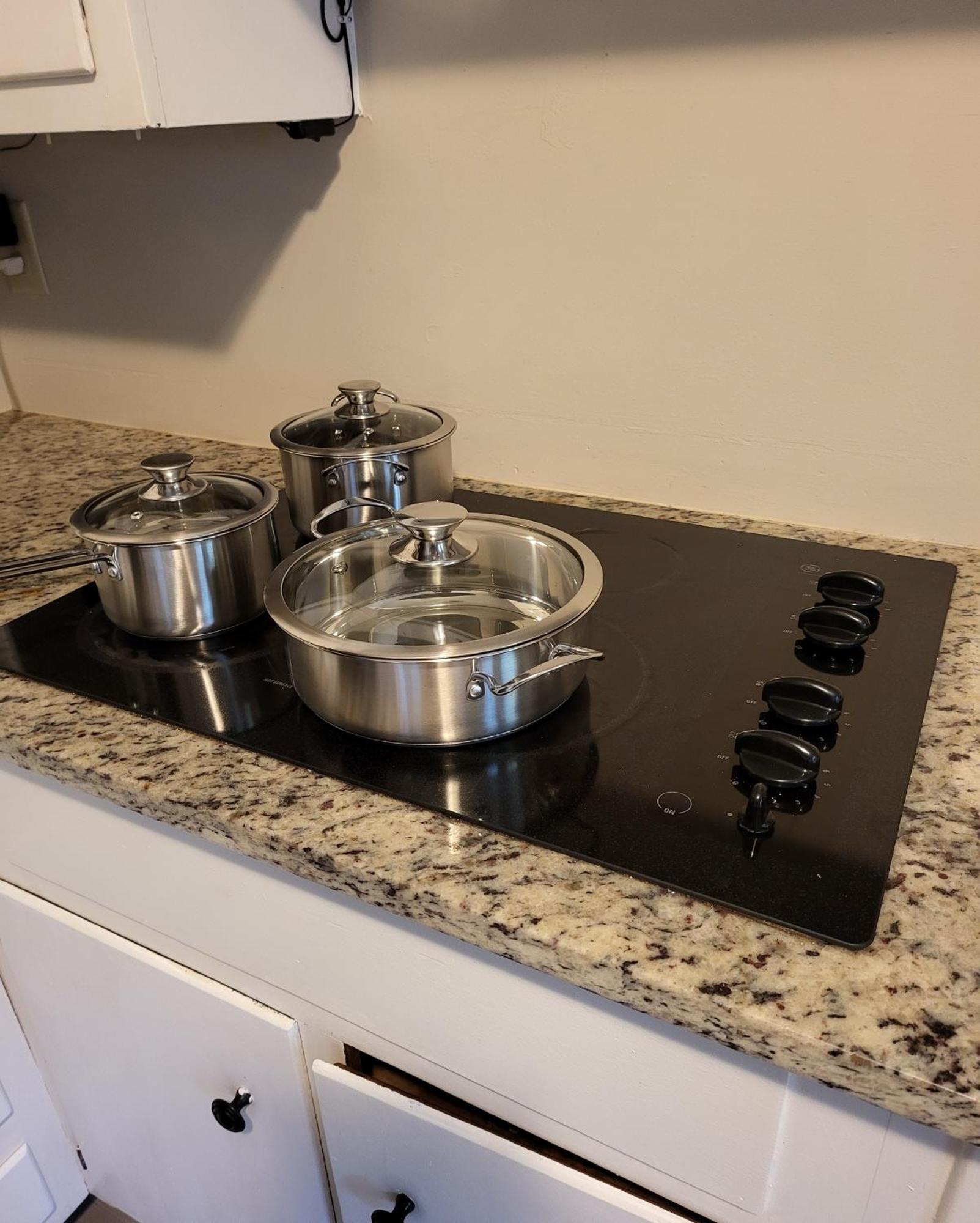 3 Bedrooms 2 Bathrooms, Free Driveway Parking, 2 Min To Ohio State Univrrsity, Ac, Free Wi-fi, Washer And Dryer, Expocenter, Bus Stop, Shuttle, Riverside Methodist Hospital * Columbus