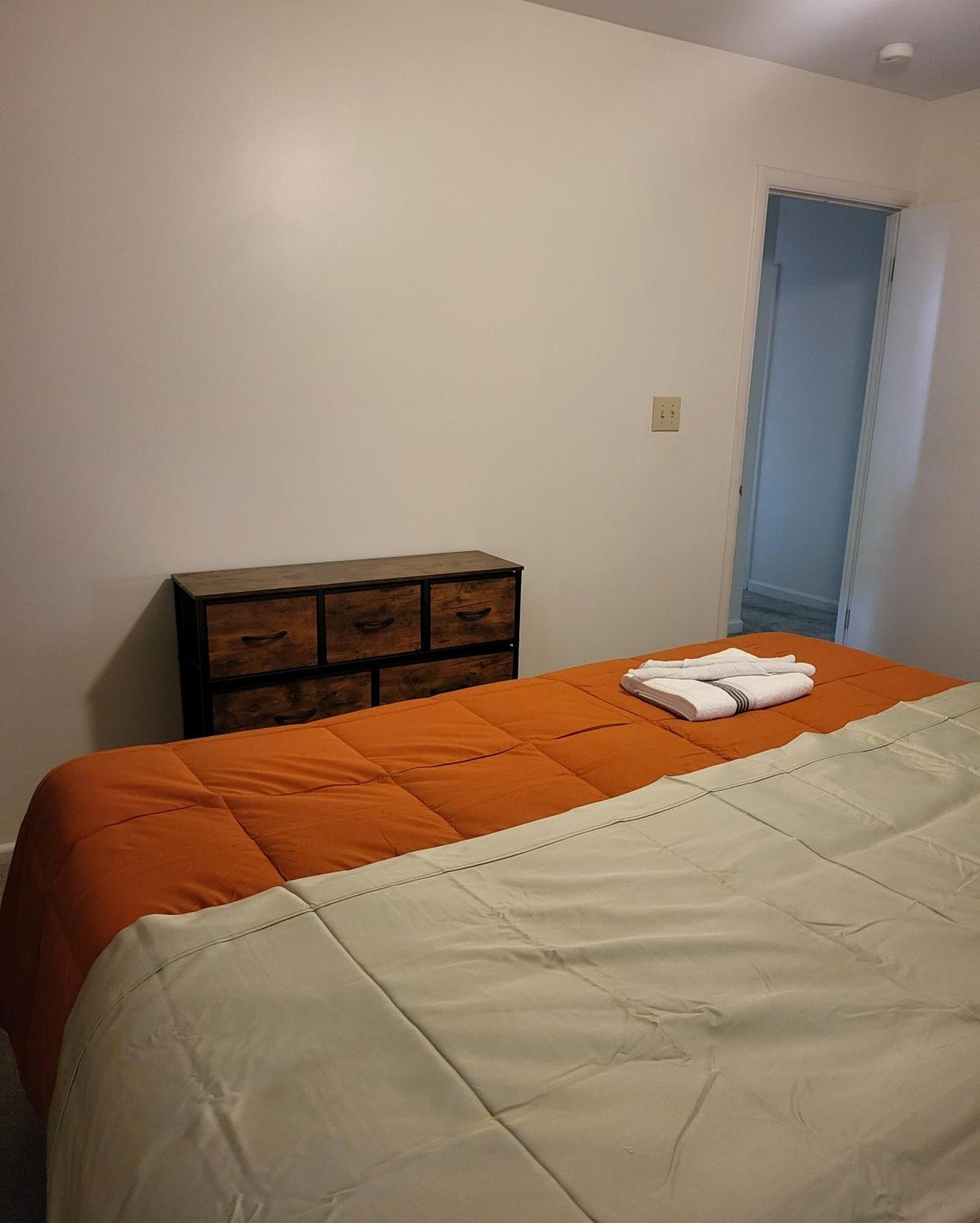 3 Bedrooms 2 Bathrooms, Free Driveway Parking, 2 Min To Ohio State Univrrsity, Ac, Free Wi-fi, Washer And Dryer, Expocenter, Bus Stop, Shuttle, Riverside Methodist Hospital Apartment *
